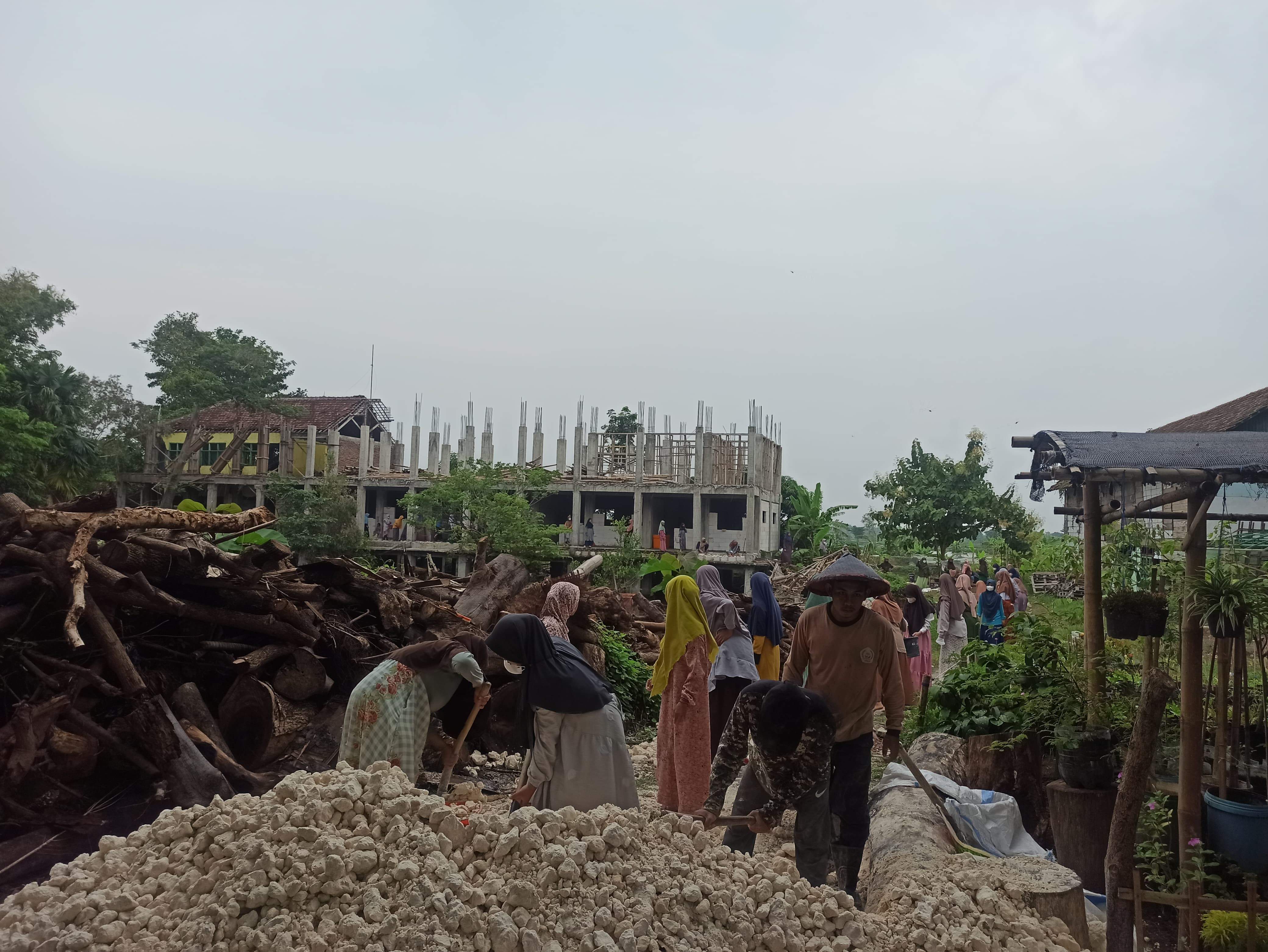 gotong royong pembangunan gedung madrasah bersama wali murid, siswa,guru, dan masyarakat